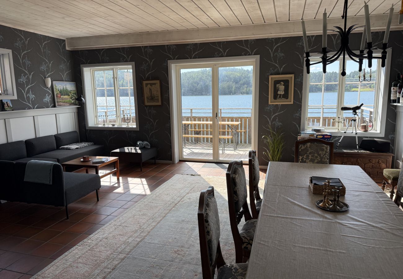 Stuga i Munkedal - Timmerhus, pool, bastu och båt vid Torreby Slott| SE09080