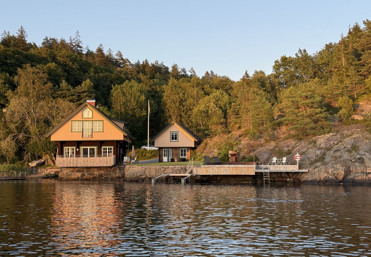 Stuga i Munkedal - Timmerhus, pool, bastu och båt vid Torreby Slott| SE09080