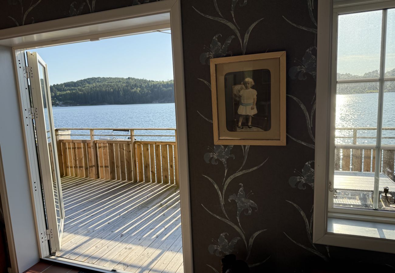 Stuga i Munkedal - Timmerhus, pool, bastu och båt vid Torreby Slott| SE09080