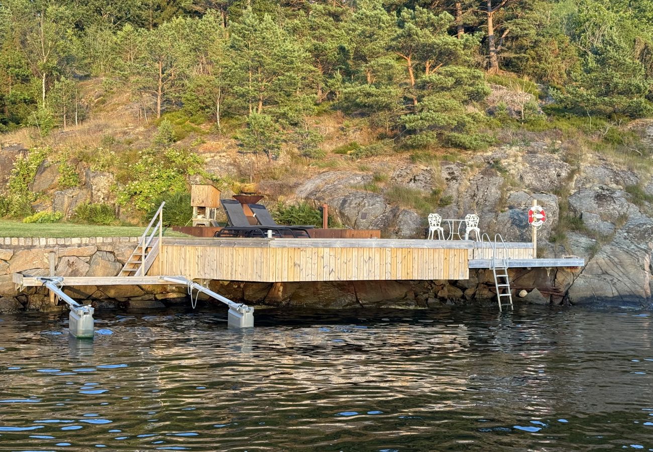 Stuga i Munkedal - Timmerhus, pool, bastu och båt vid Torreby Slott| SE09080