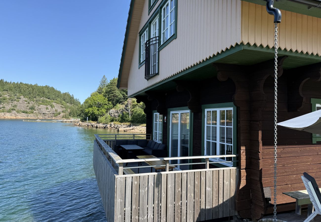 Stuga i Munkedal - Timmerhus, pool, bastu och båt vid Torreby Slott| SE09080