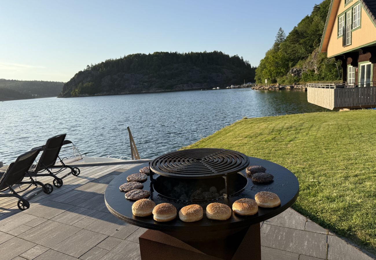 Stuga i Munkedal - Timmerhus, pool, bastu och båt vid Torreby Slott| SE09080