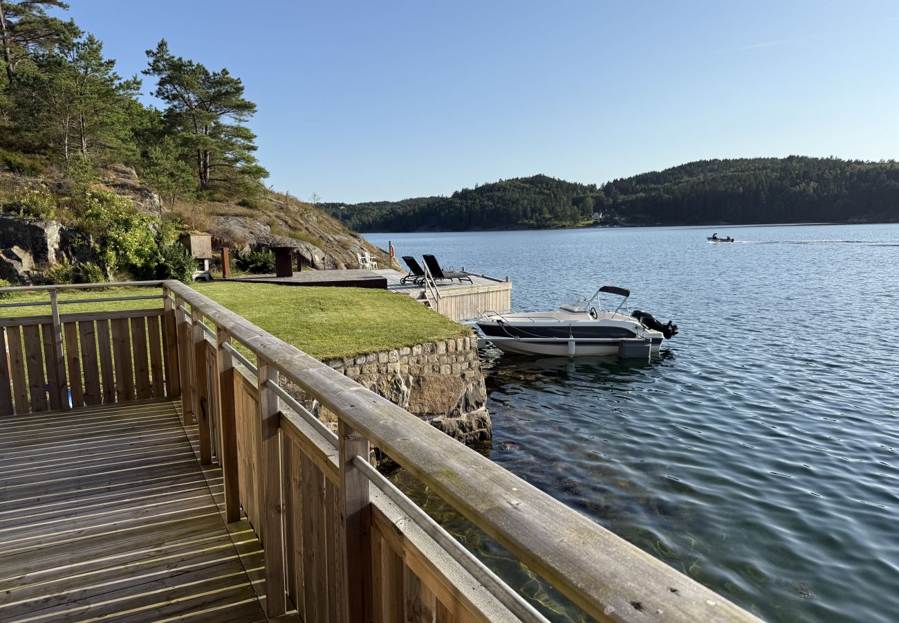 Stuga i Munkedal - Timmerhus, pool, bastu och båt vid Torreby Slott| SE09080