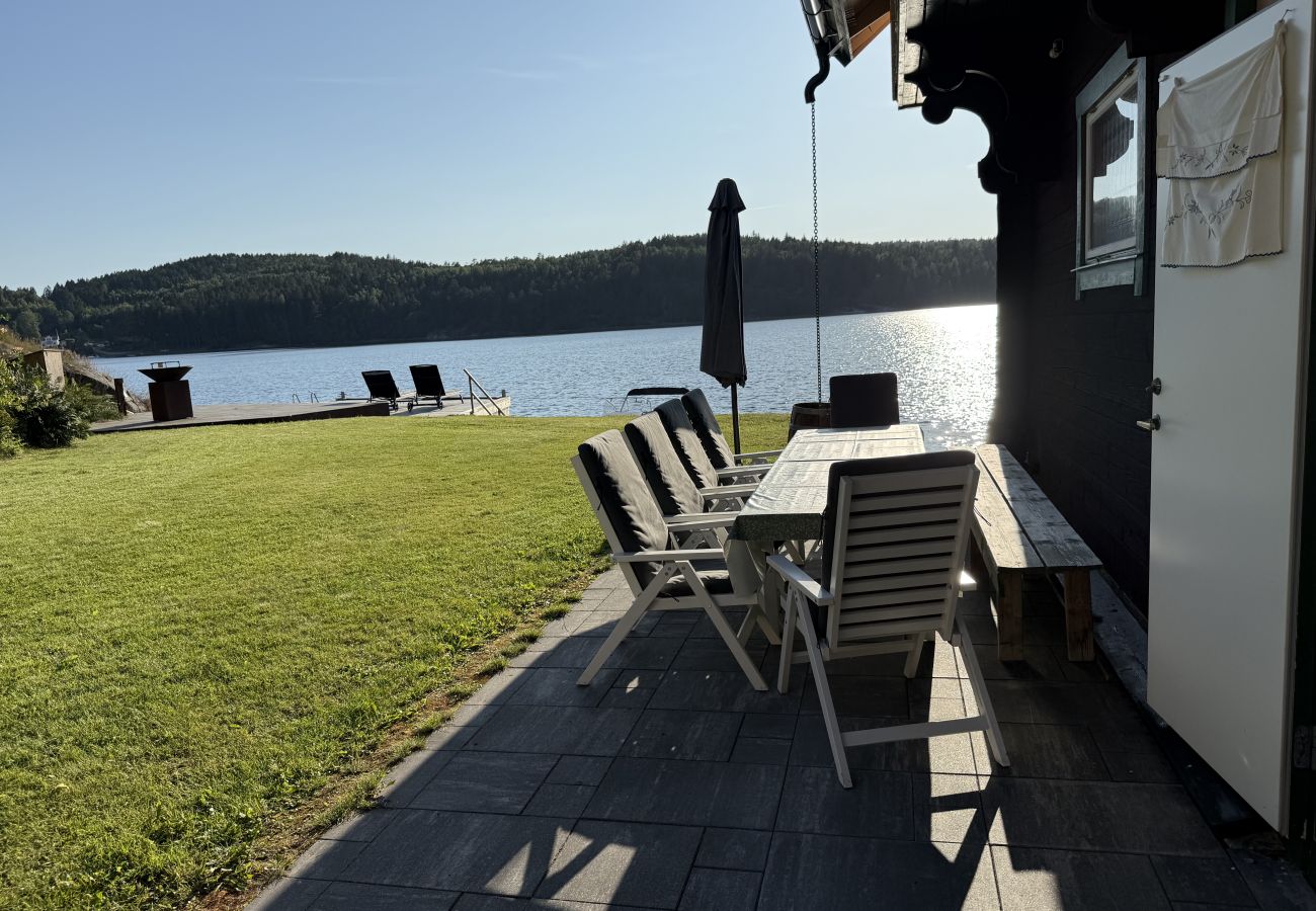 Stuga i Munkedal - Timmerhus, pool, bastu och båt vid Torreby Slott| SE09080