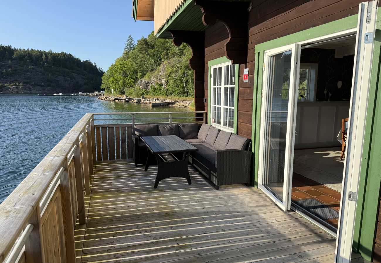 Stuga i Munkedal - Timmerhus, pool, bastu och båt vid Torreby Slott| SE09080