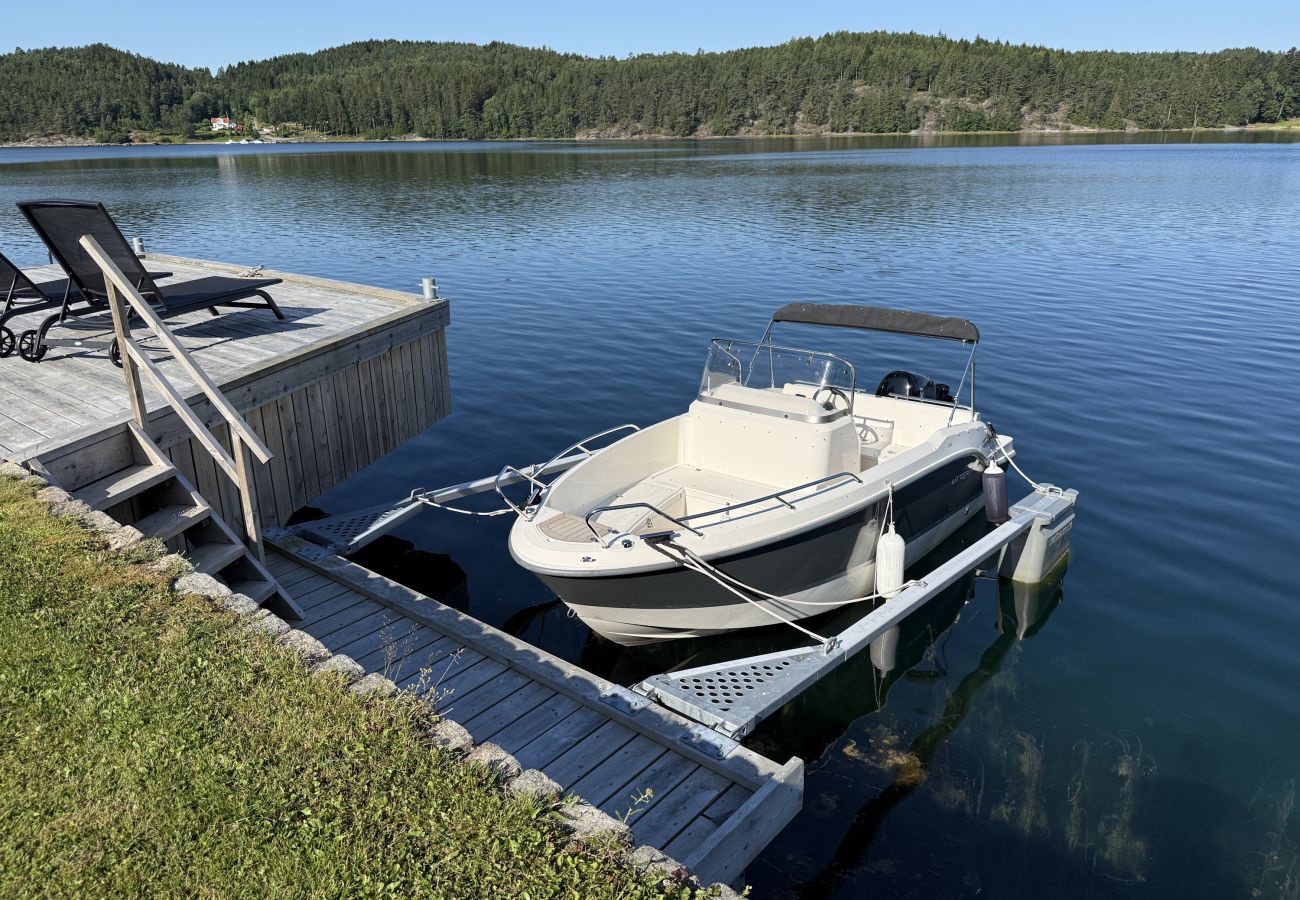 Stuga i Munkedal - Timmerhus, pool, bastu och båt vid Torreby Slott| SE09080