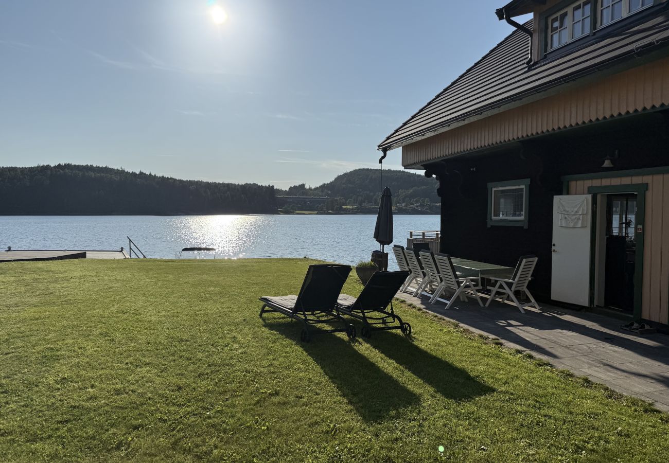 Stuga i Munkedal - Timmerhus, pool, bastu och båt vid Torreby Slott| SE09080
