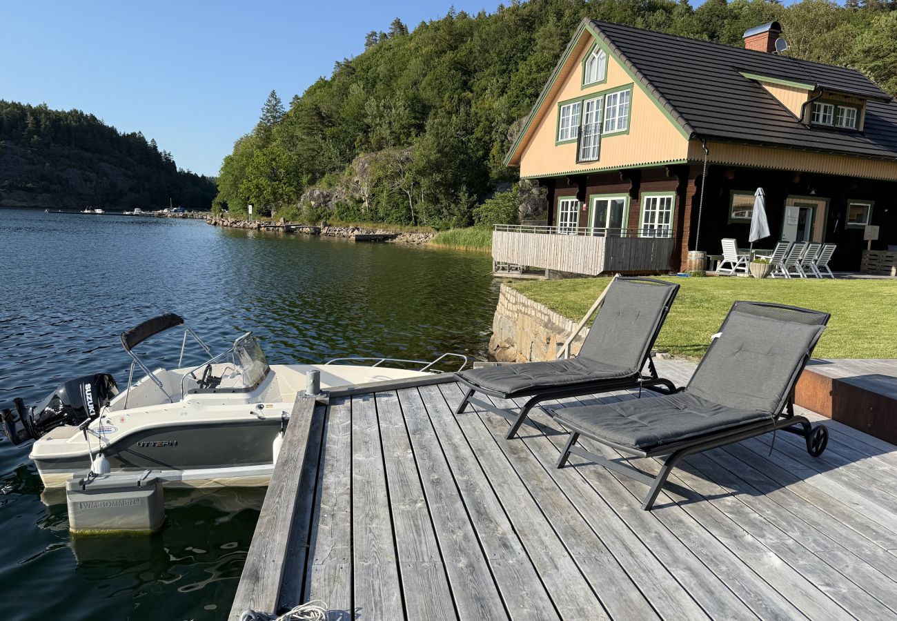 Stuga i Munkedal - Timmerhus, pool, bastu och båt vid Torreby Slott| SE09080