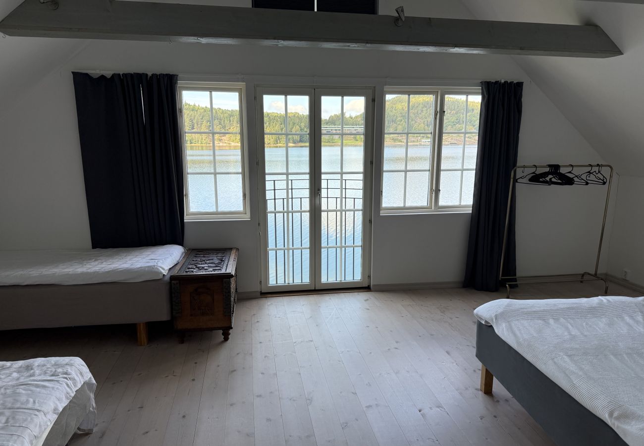 Stuga i Munkedal - Timmerhus, pool, bastu och båt vid Torreby Slott| SE09080