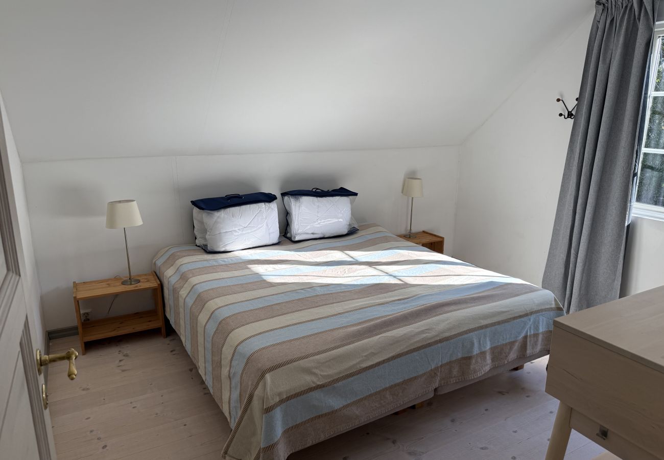 Stuga i Munkedal - Timmerhus, pool, bastu och båt vid Torreby Slott| SE09080