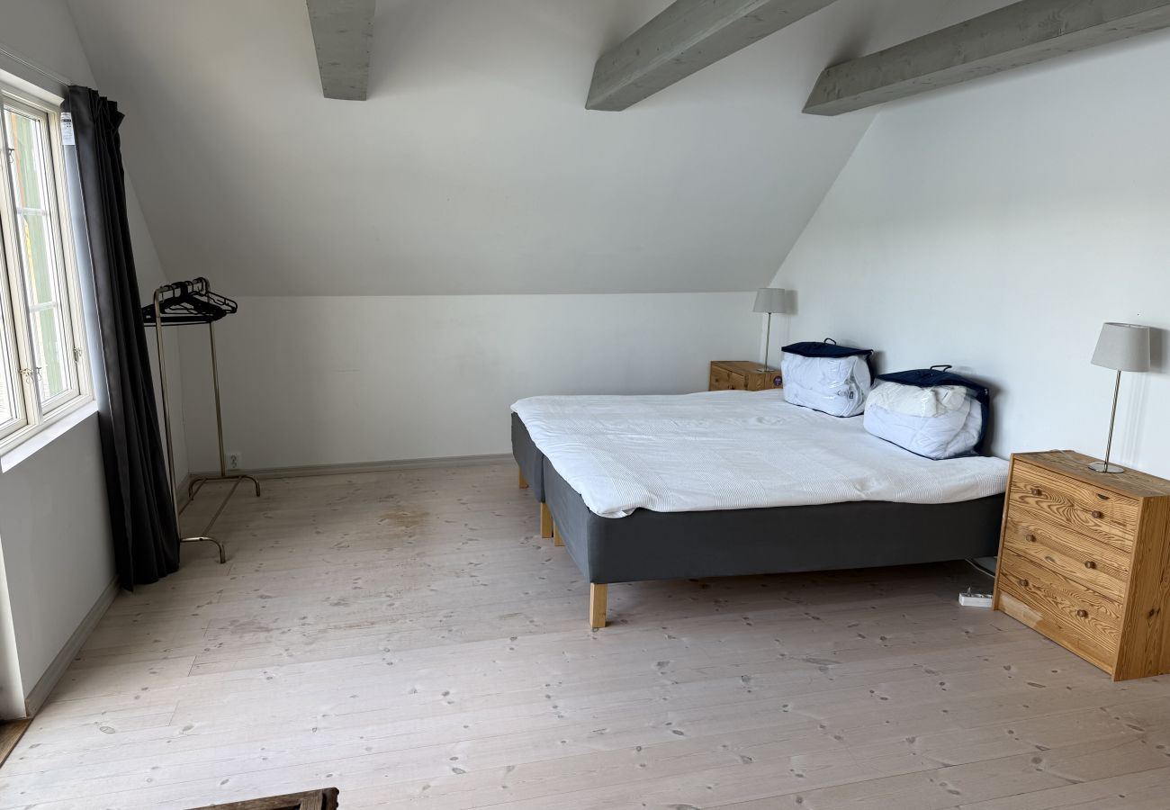 Stuga i Munkedal - Timmerhus, pool, bastu och båt vid Torreby Slott| SE09080