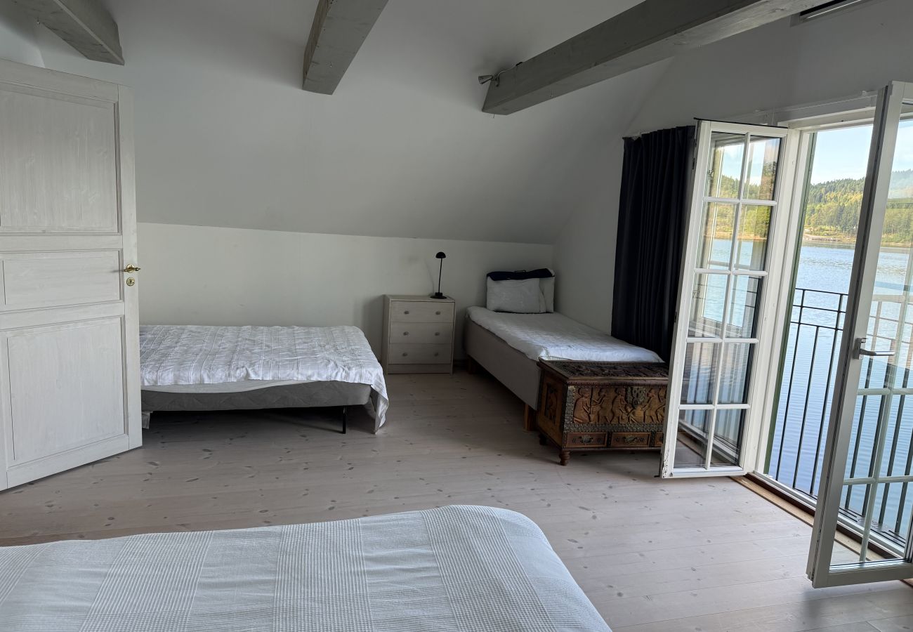 Stuga i Munkedal - Timmerhus, pool, bastu och båt vid Torreby Slott| SE09080