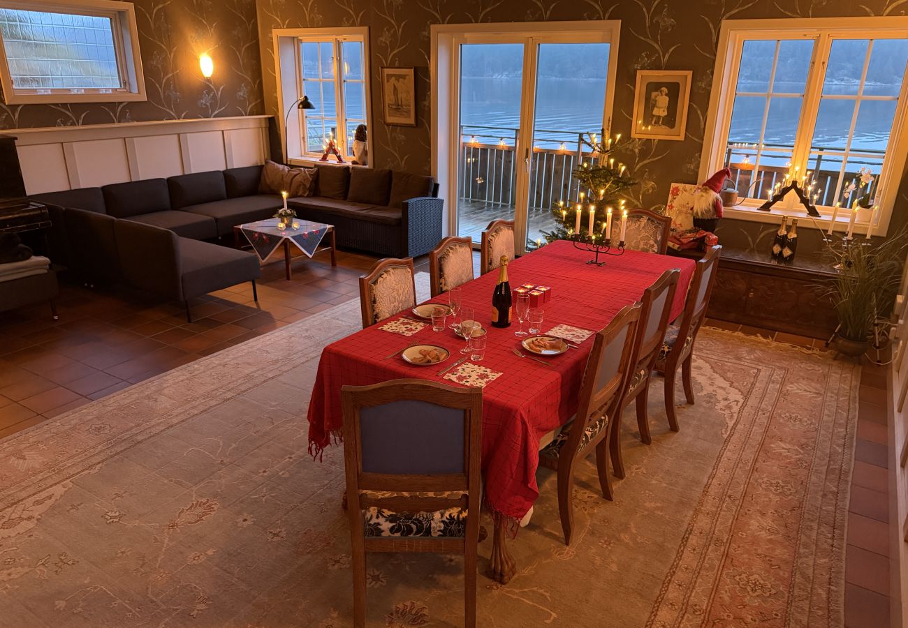 Stuga i Munkedal - Timmerhus, pool, bastu och båt vid Torreby Slott| SE09080