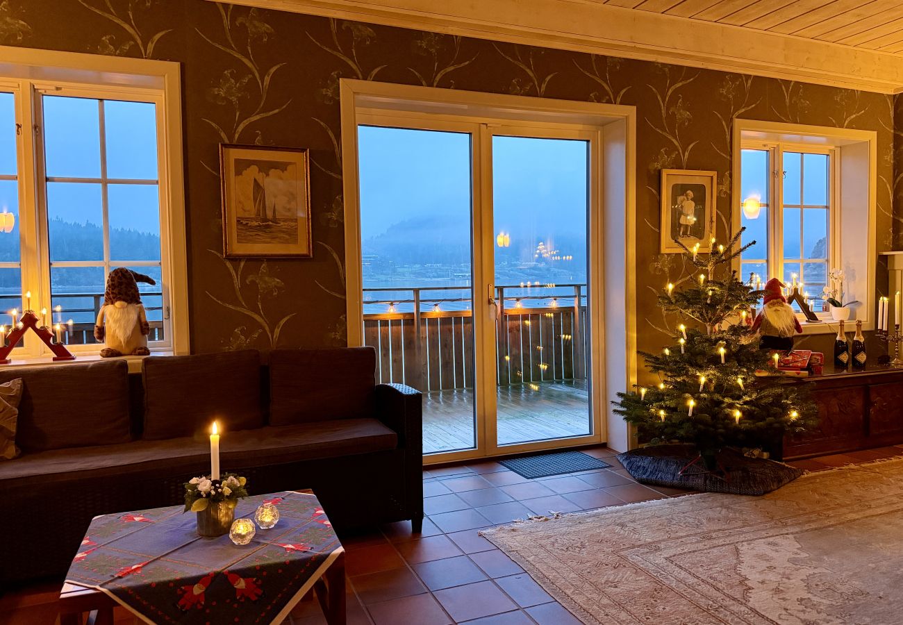 Stuga i Munkedal - Timmerhus, pool, bastu och båt vid Torreby Slott| SE09080