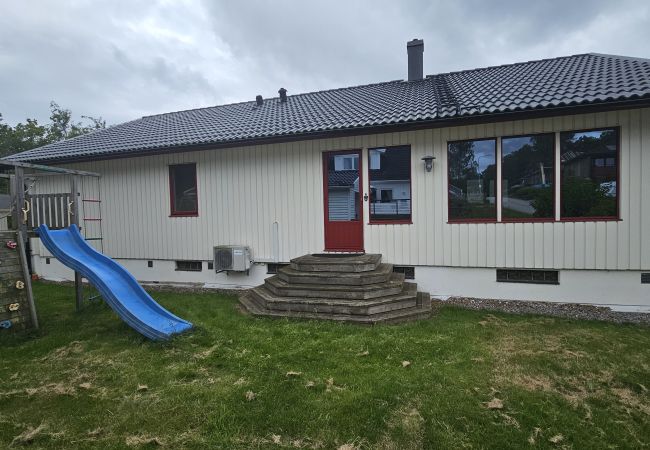 Stuga i Svanesund - Stort hus med bastu, lekplats och nära bad i Svanesund | SE09140 Stuga i Svanesund - Stort hus med bastu, lekplats och nära bad i Svanesund | SE09140