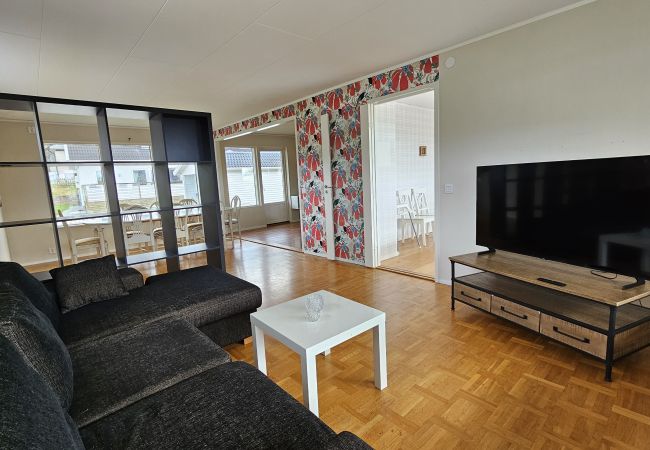 Stuga i Svanesund - Stort hus med bastu, lekplats och nära bad i Svanesund | SE09140 Stuga i Svanesund - Stort hus med bastu, lekplats och nära bad i Svanesund | SE09140