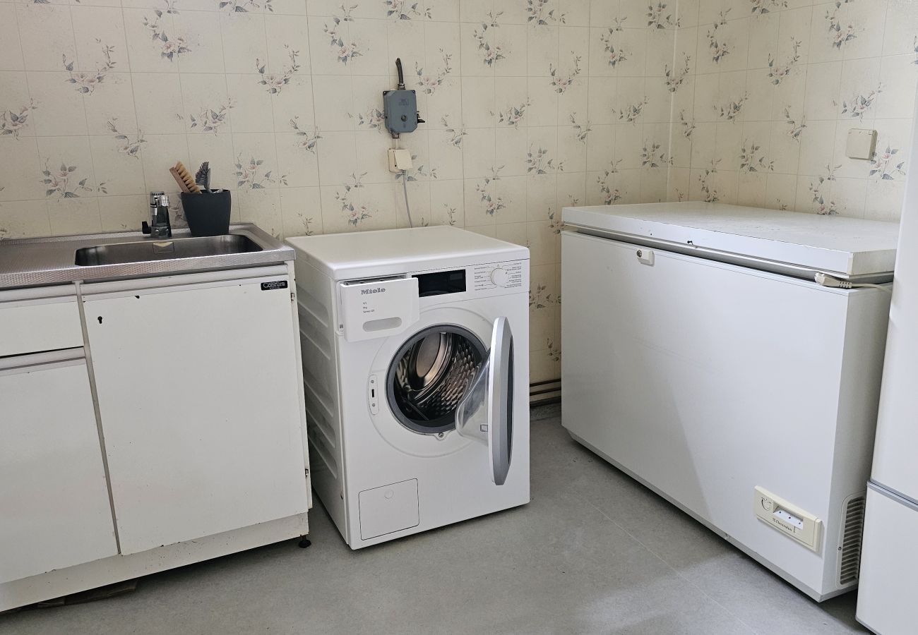 Stuga i Svanesund - Stort hus med bastu, lekplats och nära bad i Svanesund | SE09140