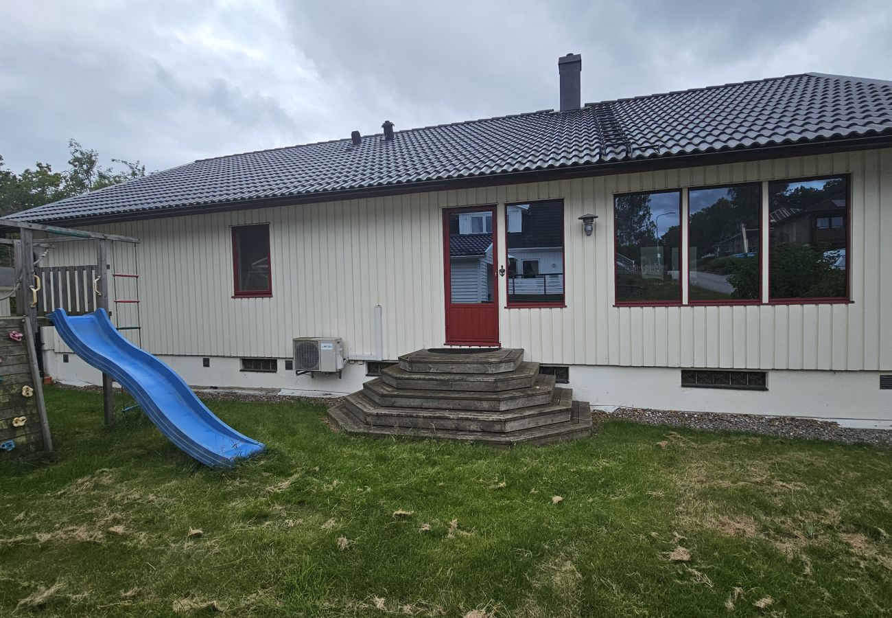 Stuga i Svanesund - Stort hus med bastu, lekplats och nära bad i Svanesund | SE09140