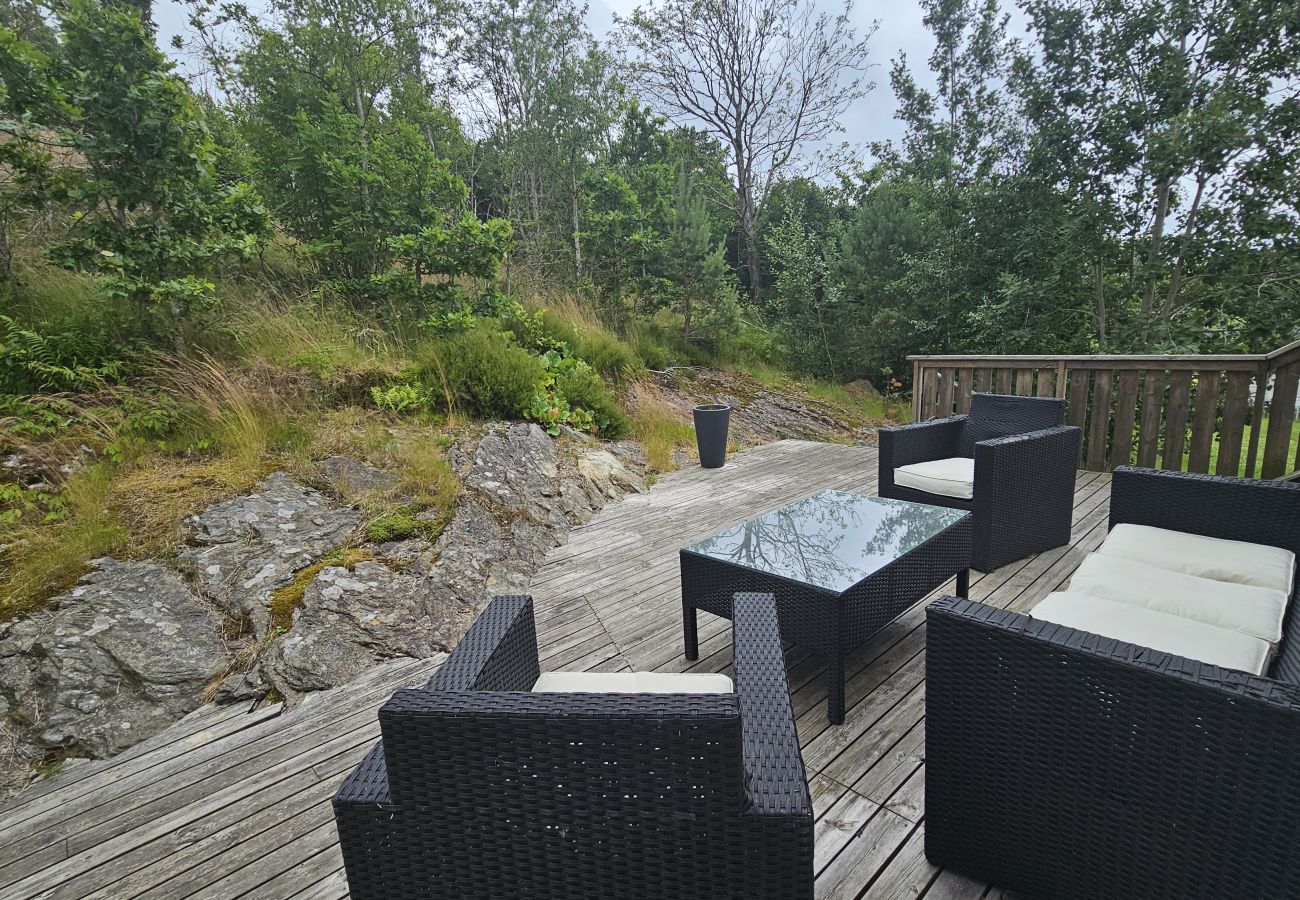 Stuga i Svanesund - Stort hus med bastu, lekplats och nära bad i Svanesund | SE09140