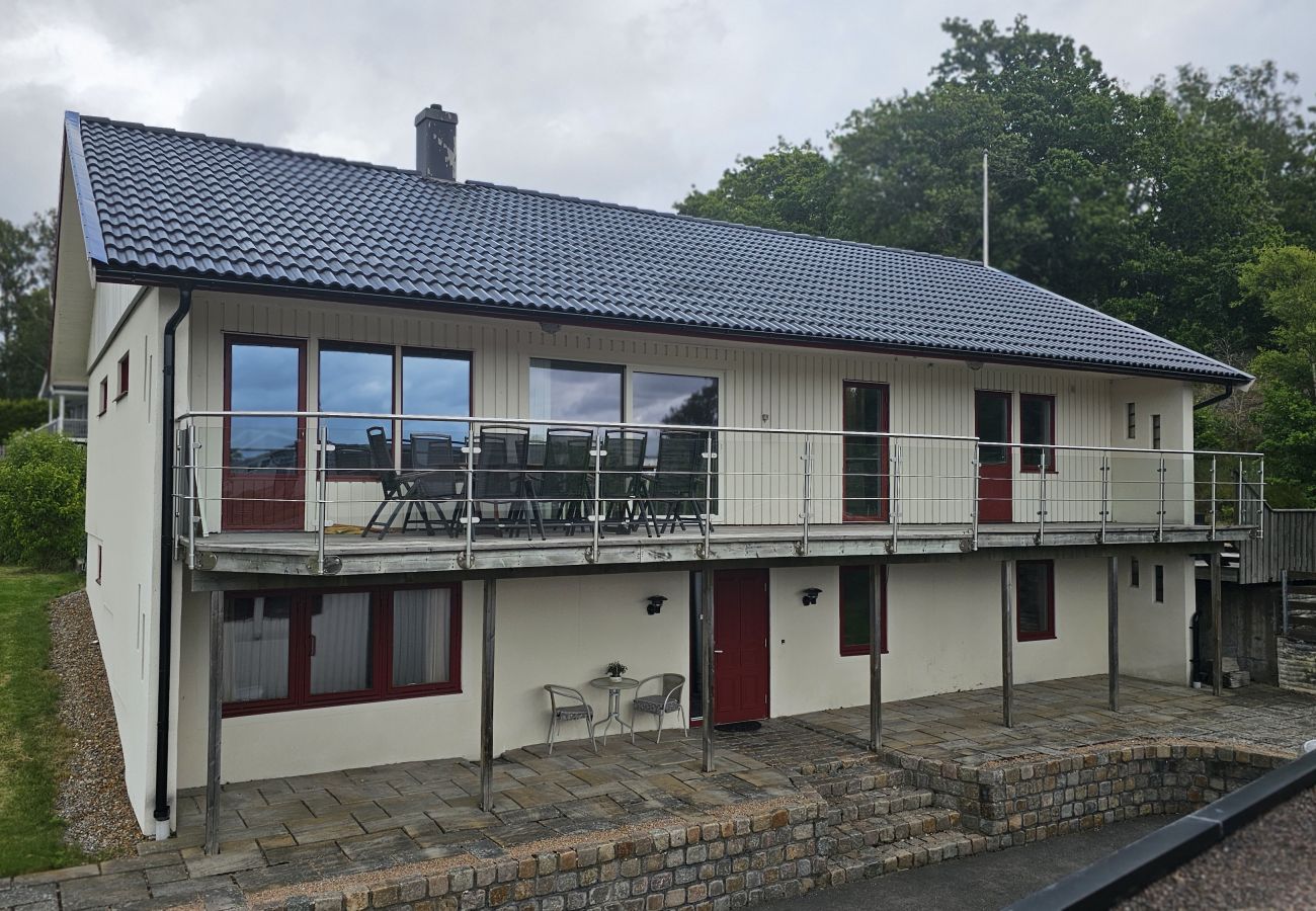Stuga i Svanesund - Stort hus med bastu, lekplats och nära bad i Svanesund | SE09140