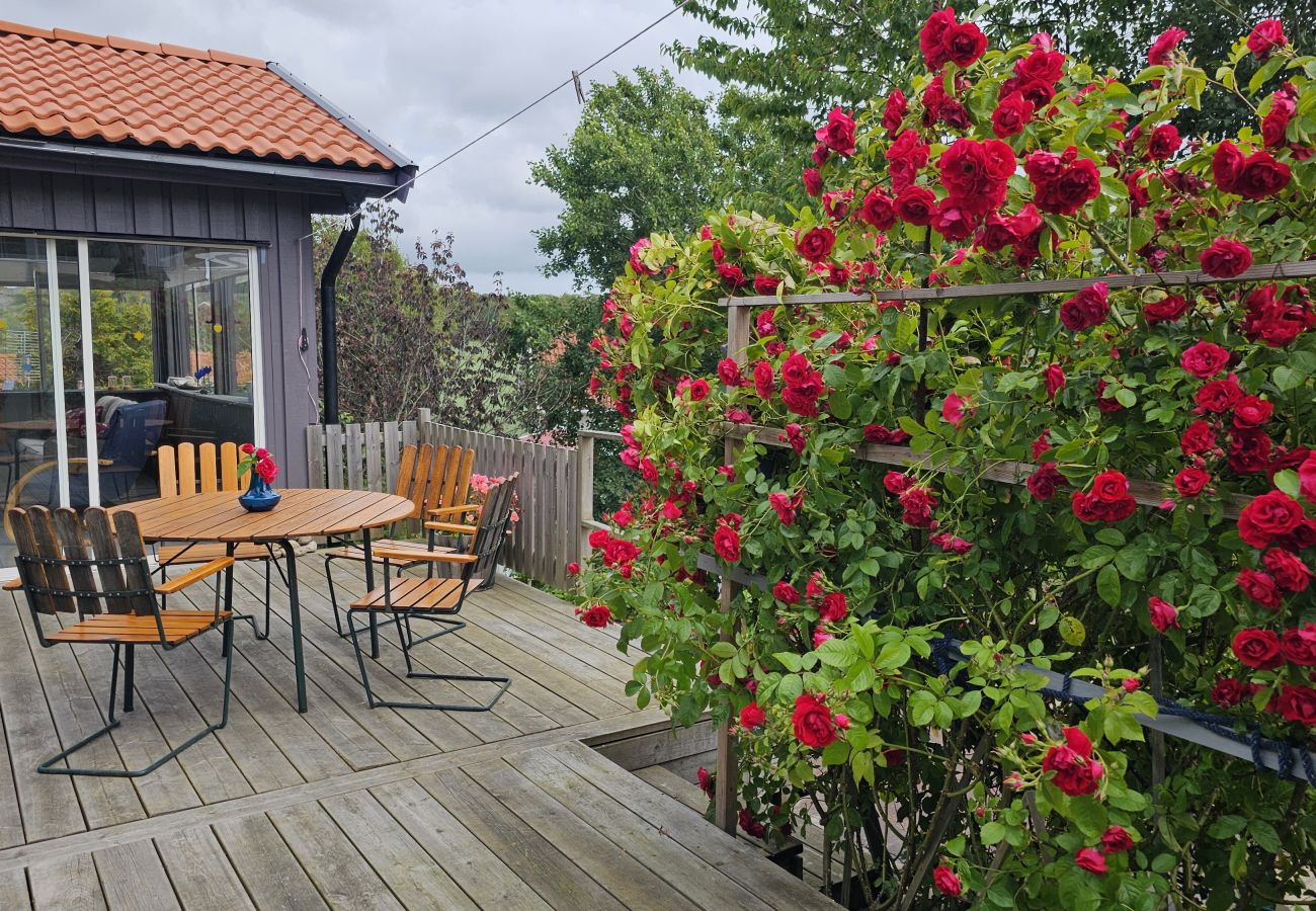 Stuga i Ellös - Lägenhet i Stocken med bastu & båt, 250 m till hav | SE09142