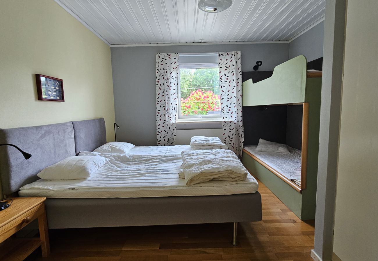 Stuga i Ellös - Lägenhet i Stocken med bastu & båt, 250 m till hav | SE09142