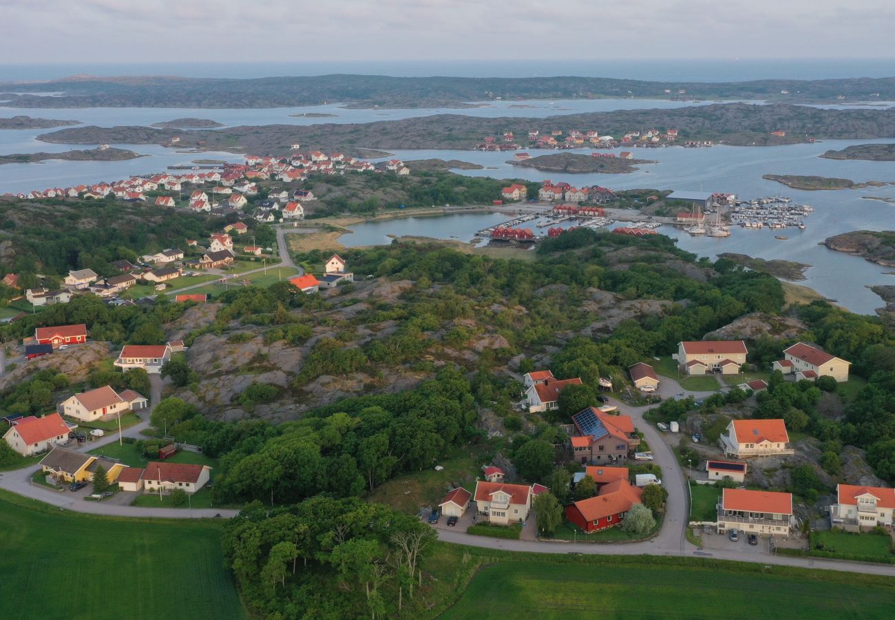 Stuga i Ellös - Lägenhet i Stocken med bastu & båt, 250 m till hav | SE09142