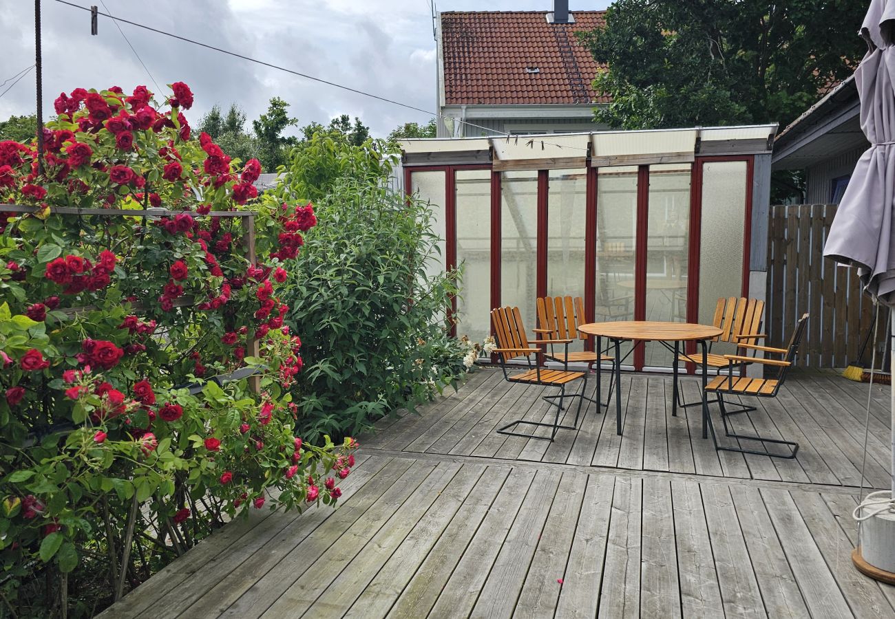 Stuga i Ellös - Lägenhet i Stocken med bastu & båt, 250 m till hav | SE09142