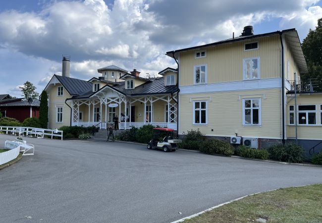 Stuga i Vimmerby - Charmig röd stuga vid golfbana – nära Vimmerby och Astrid Lindgrens Värld | SE05090 Stuga i Vimmerby - Charmig röd stuga vid golfbana – nära Vimmerby och Astrid Lindgrens Värld | SE05090