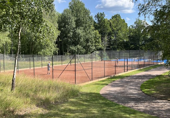 Stuga i Vimmerby - Charmig röd stuga vid golfbana – nära Vimmerby och Astrid Lindgrens Värld | SE05090 Stuga i Vimmerby - Charmig röd stuga vid golfbana – nära Vimmerby och Astrid Lindgrens Värld | SE05090