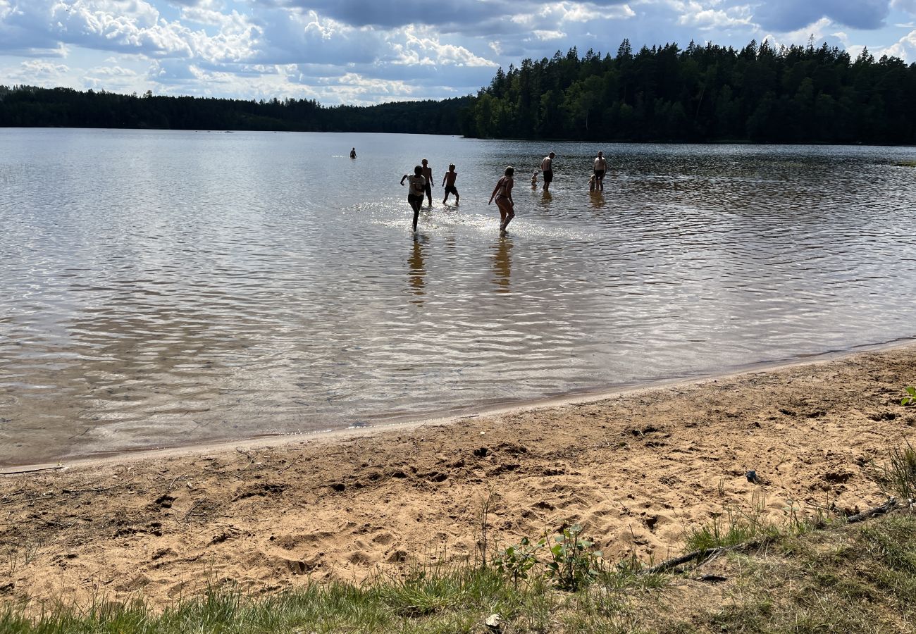 Villa i Vimmerby - Charmig röd stuga vid golfbana – nära Vimmerby och Astrid Lindgrens Värld | SE05090