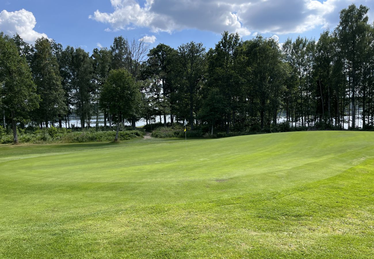 Villa i Vimmerby - Charmig röd stuga vid golfbana – nära Vimmerby och Astrid Lindgrens Värld | SE05090