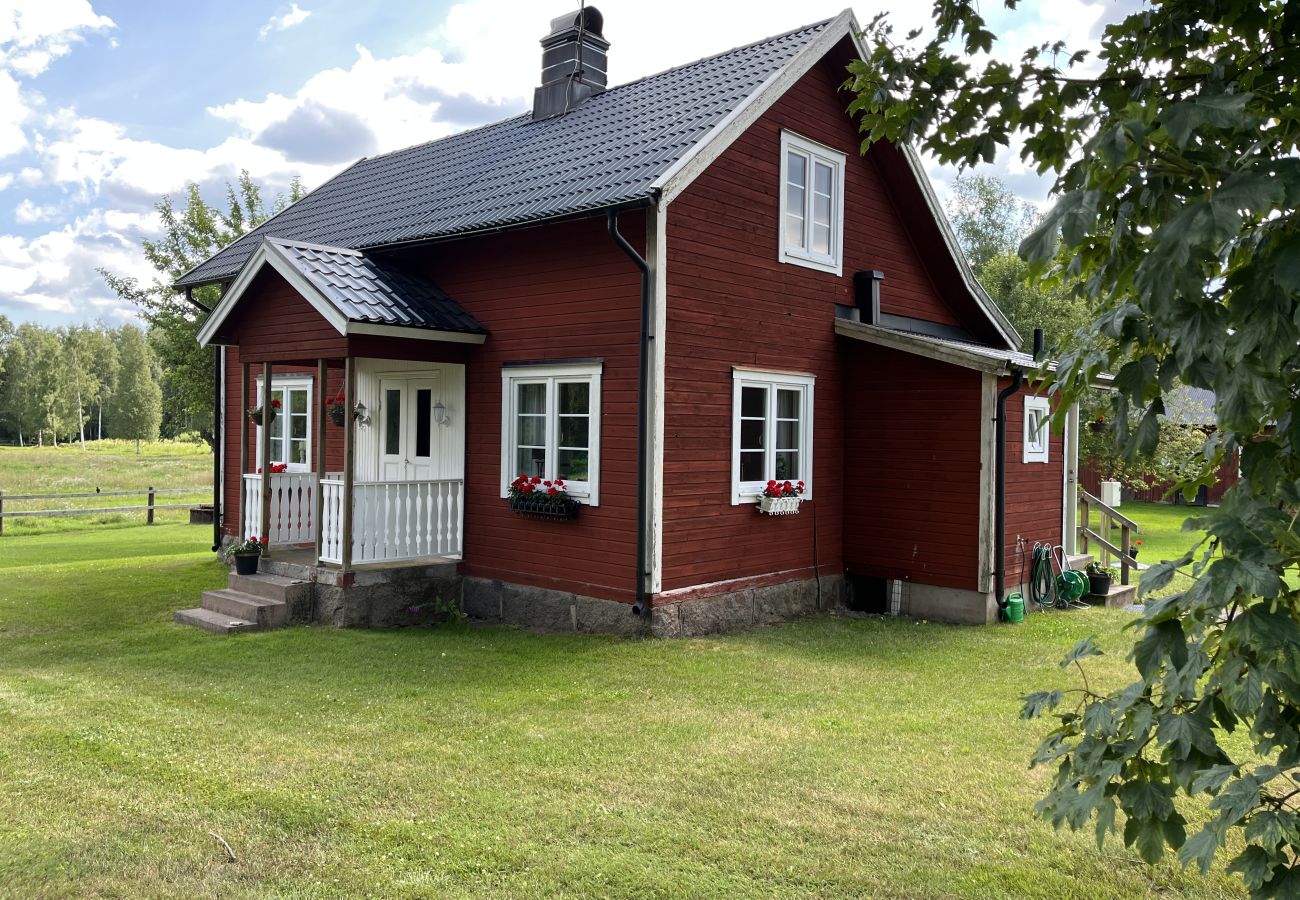 Villa i Vimmerby - Charmig röd stuga vid golfbana – nära Vimmerby och Astrid Lindgrens Värld | SE05090