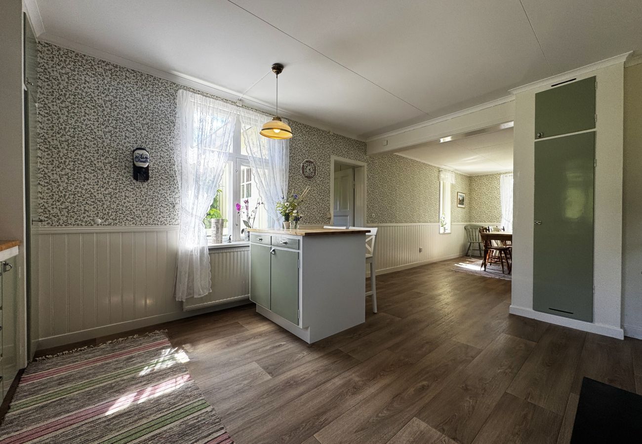 Stuga i Lidköping - Charmig och rymlig villa nära Lidköping |SE08085