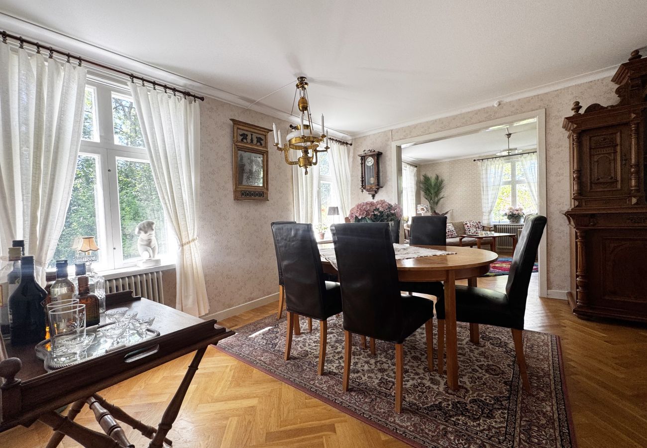 Stuga i Lidköping - Charmig och rymlig villa nära Lidköping |SE08085