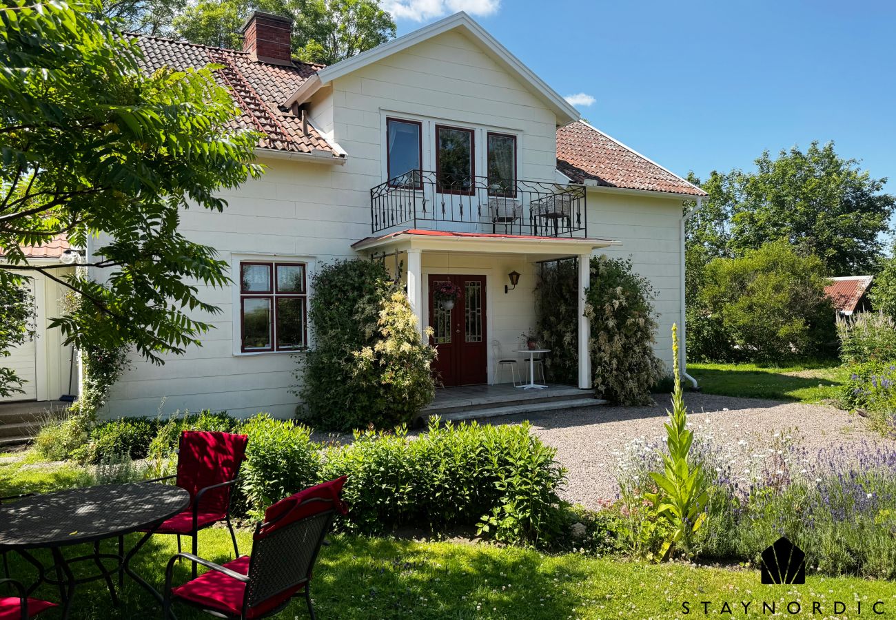 Stuga i Lidköping - Charmig och rymlig villa nära Lidköping |SE08085