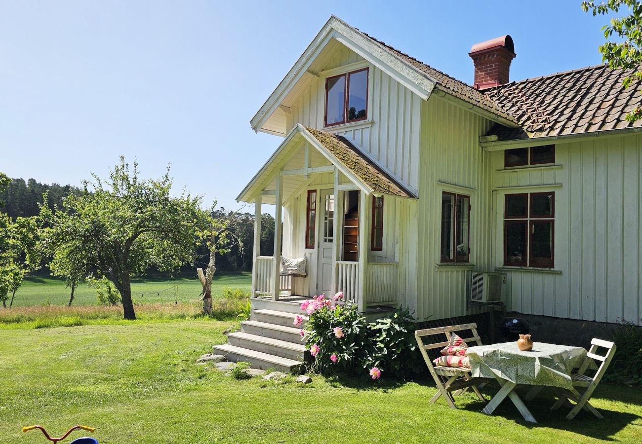 Stuga i Henån - Charmigt hus med kajaker, 300m från havet på Orust | SE09139 