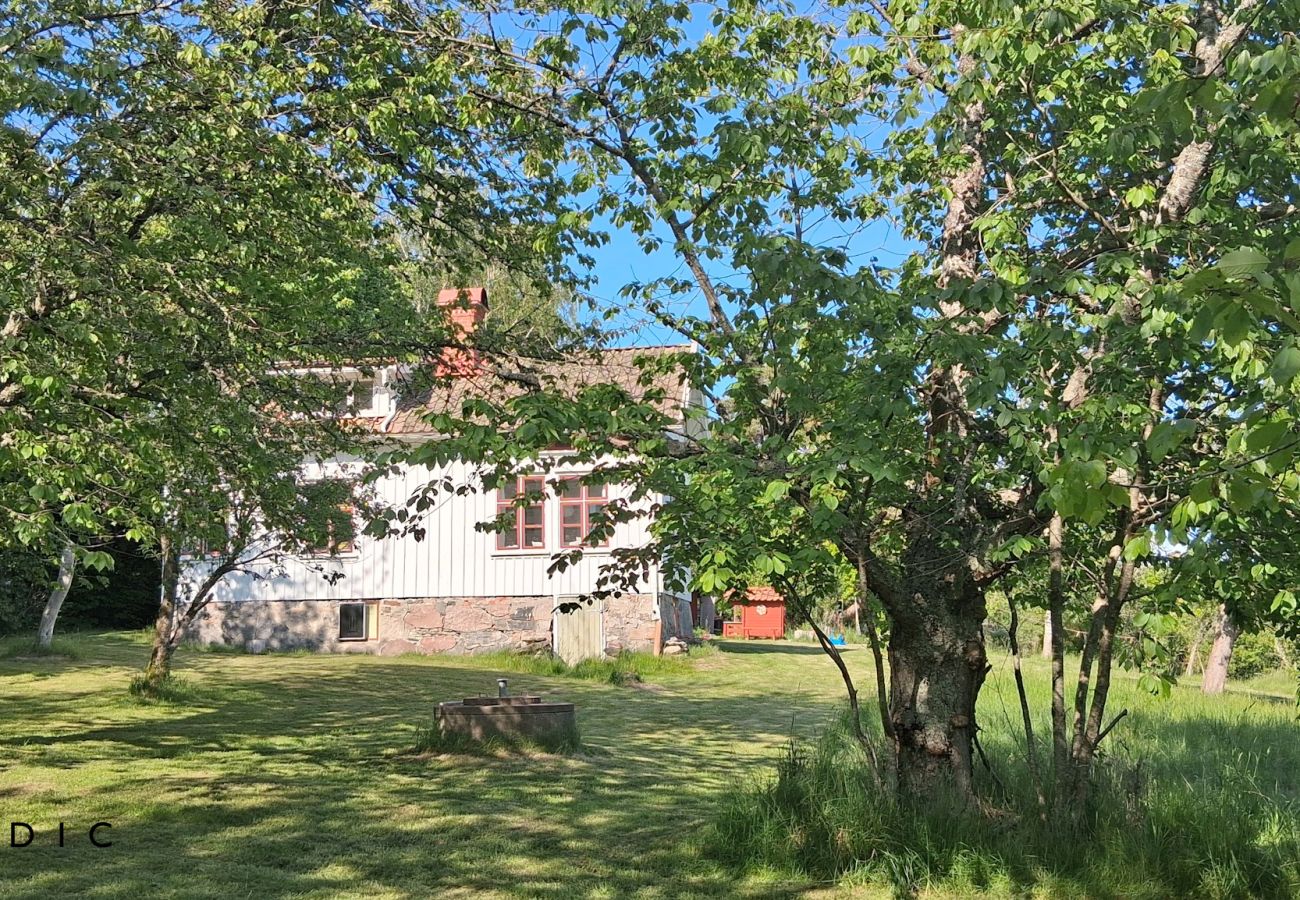 Stuga i Henån - Charmigt hus med kajaker, 300m från havet på Orust | SE09139 