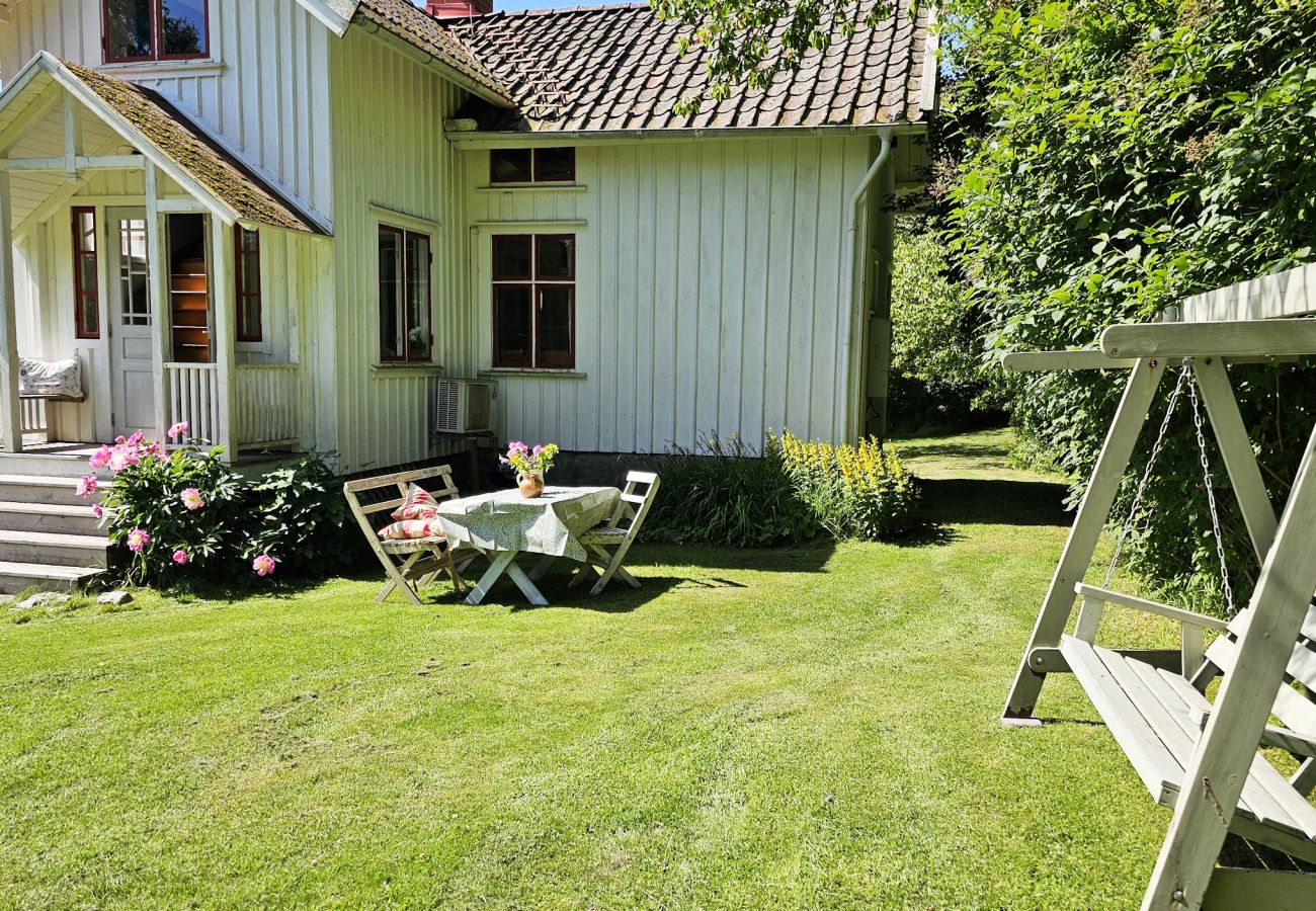 Stuga i Henån - Charmigt hus med kajaker, 300m från havet på Orust | SE09139 
