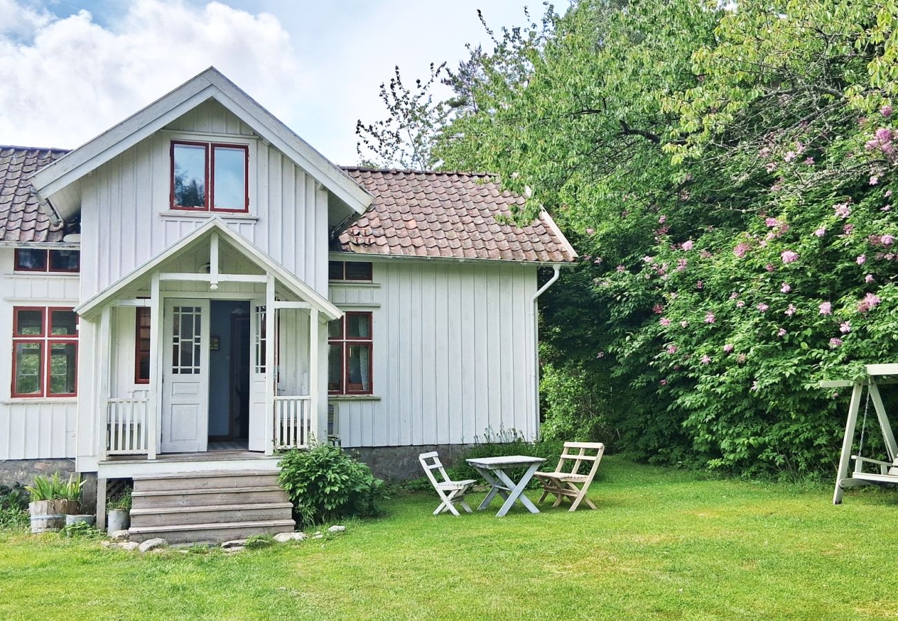 Stuga i Henån - Charmigt hus med kajaker, 300m från havet på Orust | SE09139 