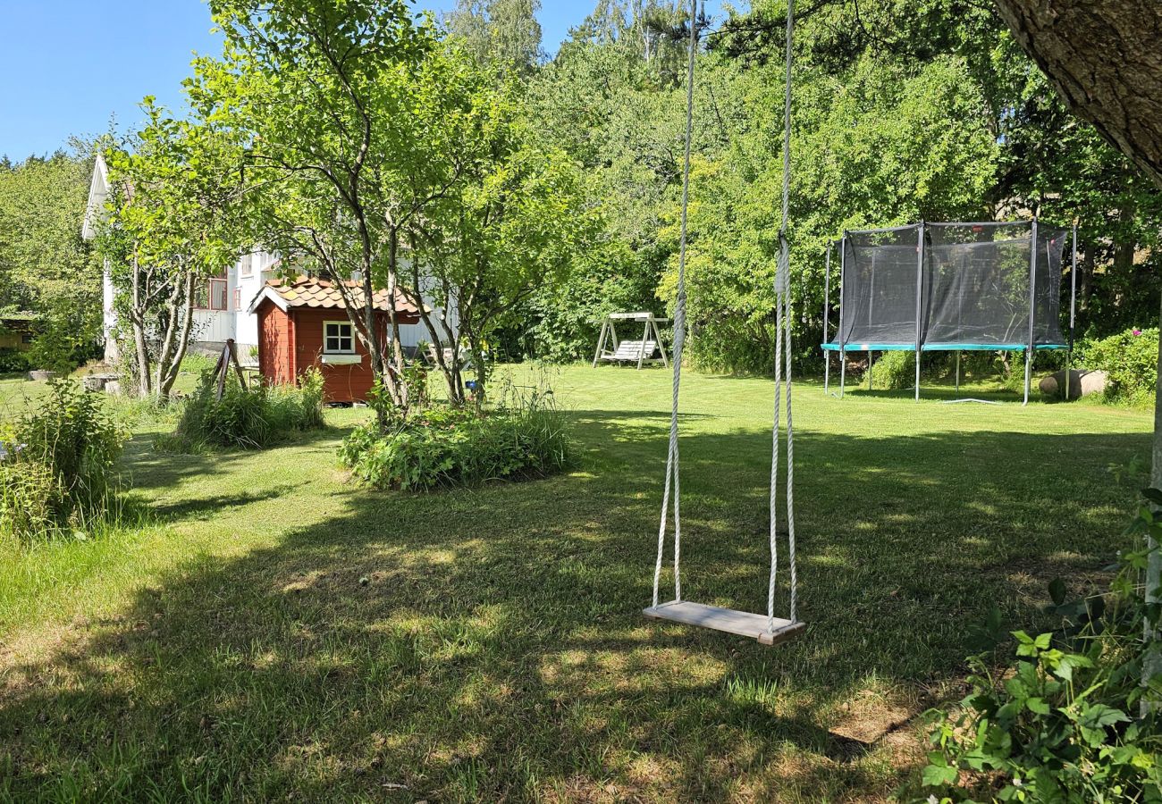 Stuga i Henån - Charmigt hus med kajaker, 300m från havet på Orust | SE09139 
