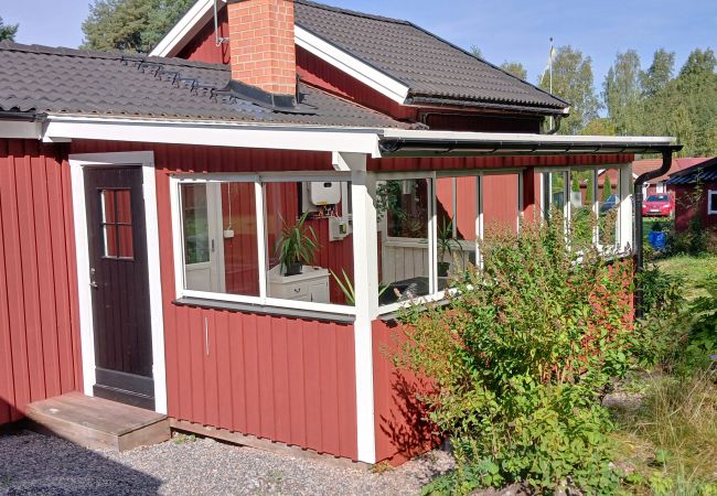 Stuga i Vingåker - Mysigt boende i Läppe, Vingåker – charmig röd stuga med inglasad altan och närhet till äventyr |SE14030 Stuga i Vingåker - Mysigt boende i Läppe, Vingåker – charmig röd stuga med inglasad altan och närhet till äventyr |SE14030