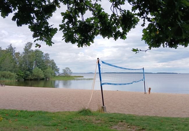 Stuga i Vingåker - Mysigt boende i Läppe, Vingåker – charmig röd stuga med inglasad altan och närhet till äventyr |SE14030 Stuga i Vingåker - Mysigt boende i Läppe, Vingåker – charmig röd stuga med inglasad altan och närhet till äventyr |SE14030