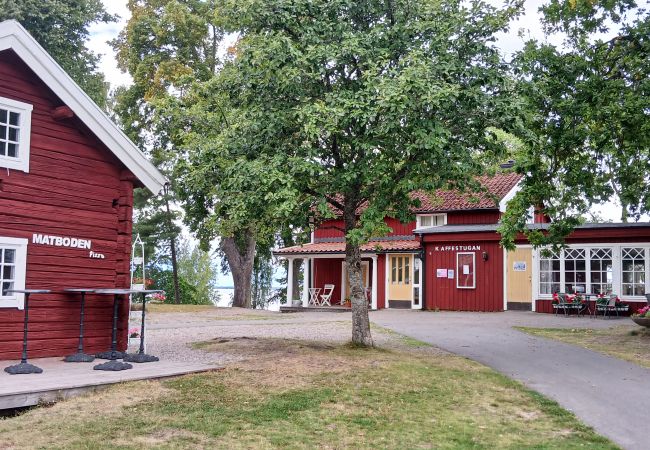 Stuga i Vingåker - Mysigt boende i Läppe, Vingåker – charmig röd stuga med inglasad altan och närhet till äventyr |SE14030 Stuga i Vingåker - Mysigt boende i Läppe, Vingåker – charmig röd stuga med inglasad altan och närhet till äventyr |SE14030