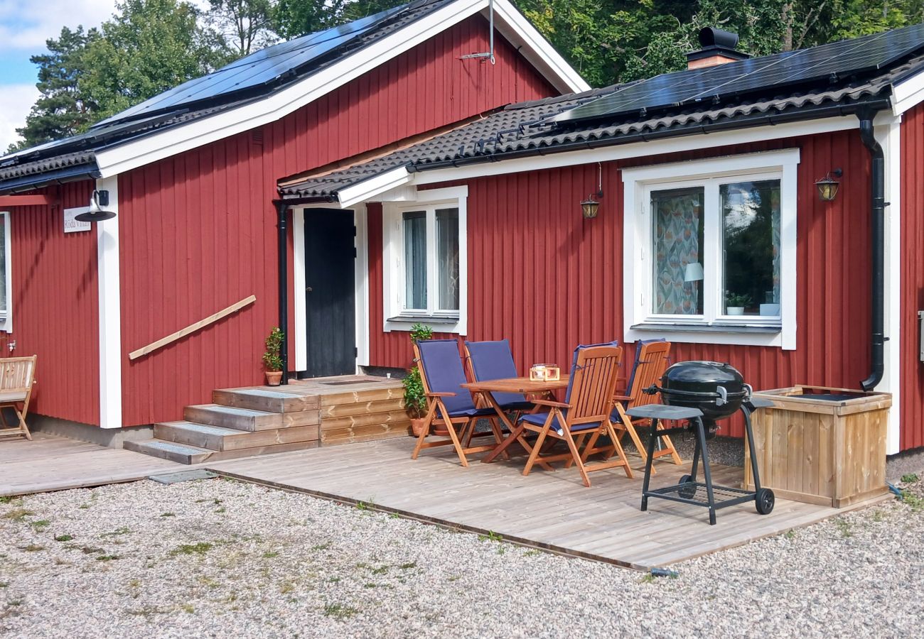 Stuga i Vingåker - Mysigt boende i Läppe, Vingåker – charmig röd stuga med inglasad altan och närhet till äventyr |SE14030