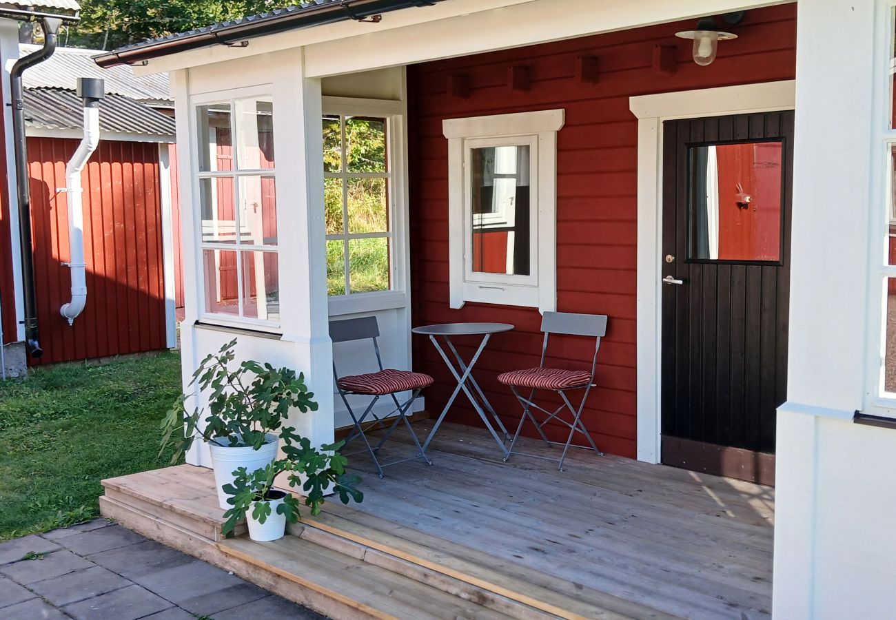 Stuga i Vingåker - Mysigt boende i Läppe, Vingåker – charmig röd stuga med inglasad altan och närhet till äventyr |SE14030