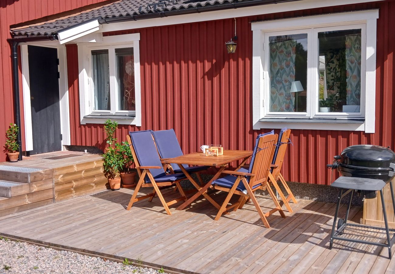 Stuga i Vingåker - Mysigt boende i Läppe, Vingåker – charmig röd stuga med inglasad altan och närhet till äventyr |SE14030