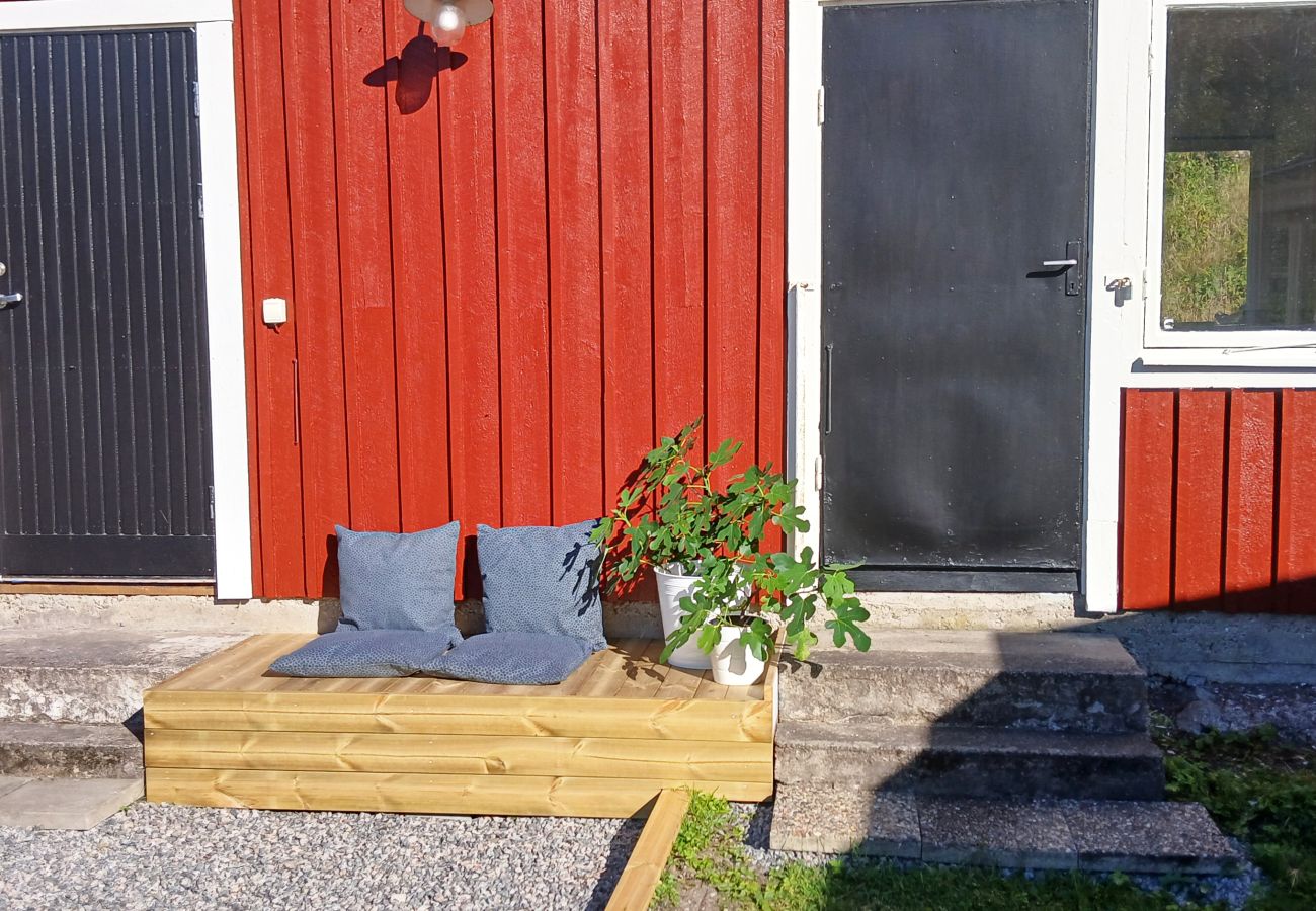 Stuga i Vingåker - Mysigt boende i Läppe, Vingåker – charmig röd stuga med inglasad altan och närhet till äventyr |SE14030