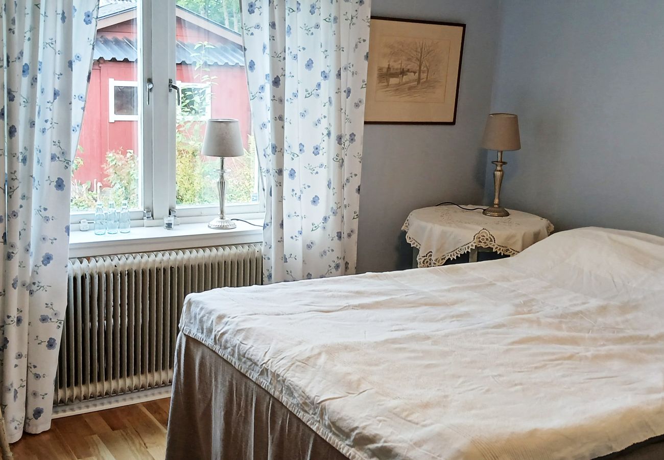 Stuga i Vingåker - Mysigt boende i Läppe, Vingåker – charmig röd stuga med inglasad altan och närhet till äventyr |SE14030