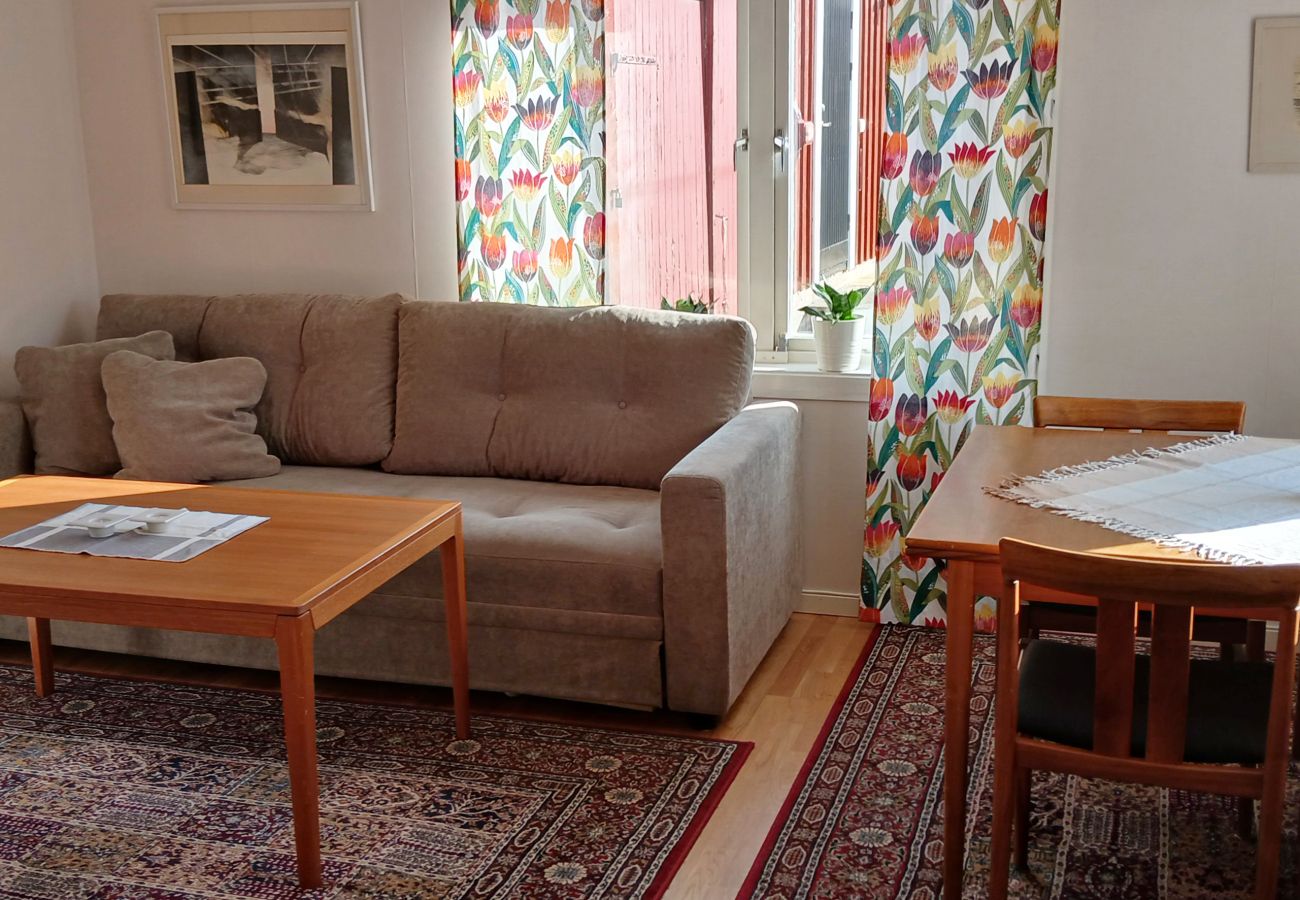 Stuga i Vingåker - Mysigt boende i Läppe, Vingåker – charmig röd stuga med inglasad altan och närhet till äventyr |SE14030
